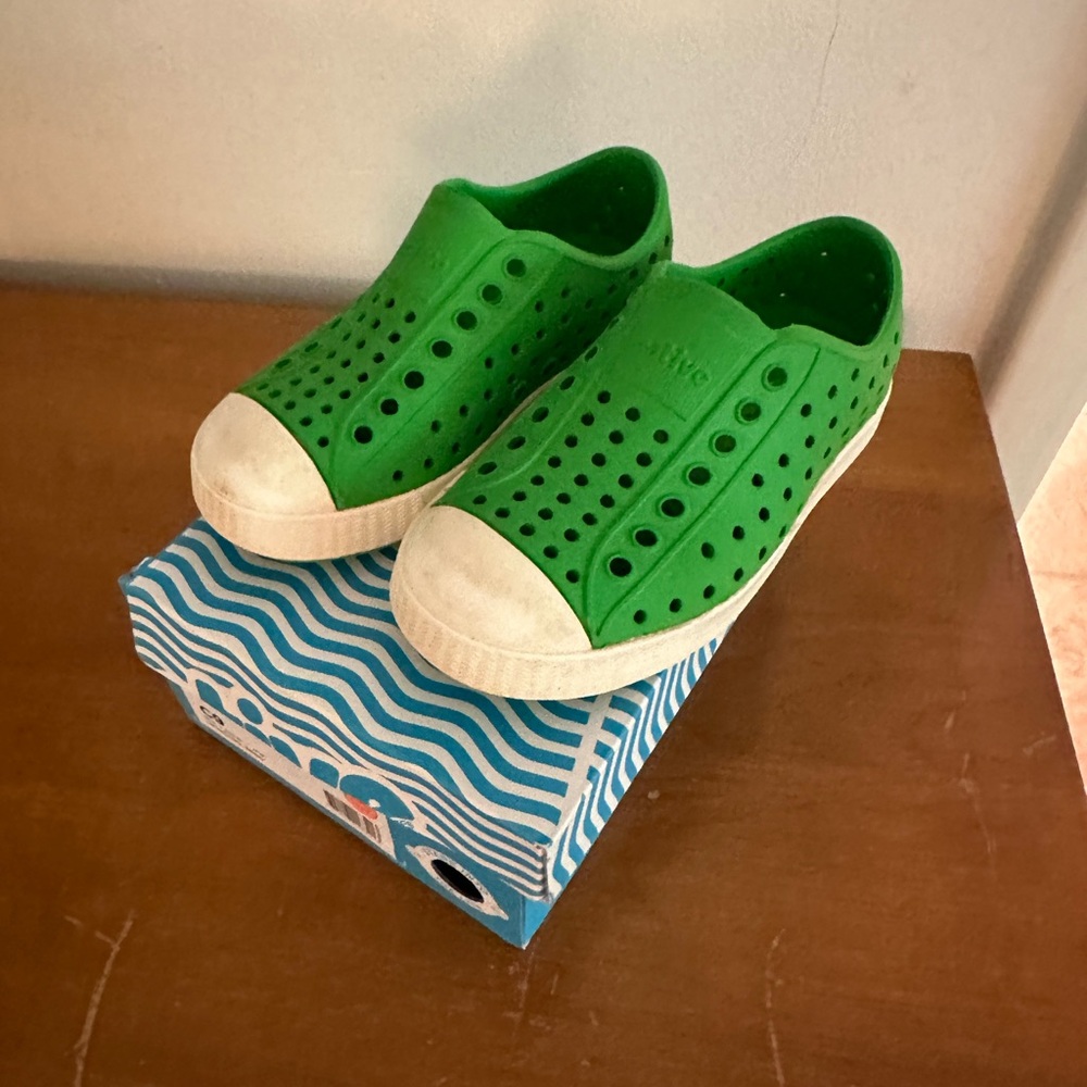 Native shoes Jefferson c9 in Grasshopper Green